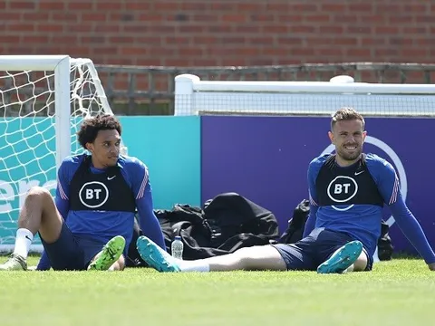 Thủ quân Liverpool so sánh Alexander-Arnold với vợ mình