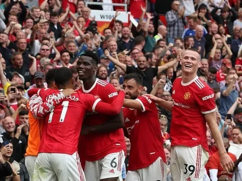 Fan M.U phát cuồng vì hành động của Pogba với Fernandes sau trận