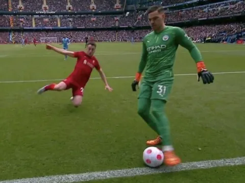 Ederson được khen ngợi dù xử lý lỗi