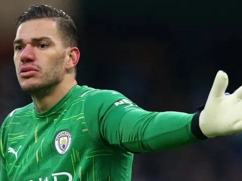 Ngồi xổm giữa sân trong trận Man United, Ederson giải thích