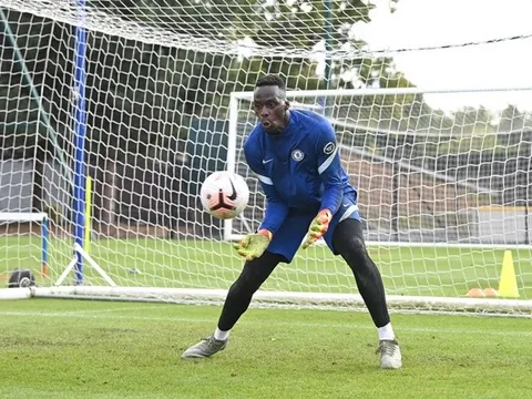 Petr Cech tái xuất không tưởng, sao Chelsea phản ứng thế nào?
