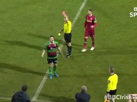 Cầu thủ bị đuổi khỏi sân khi đang chạy ra đường biên để thay người