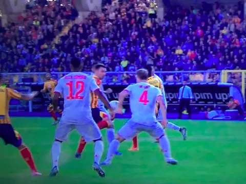 De Ligt gây họa, HLV Sarri chạm mốc buồn ở Serie A