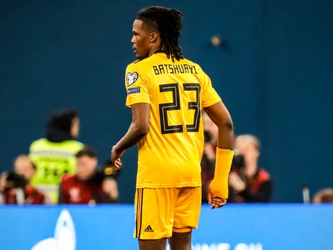 Hy hữu! 'Kẻ mạo danh' tuyển Bỉ tỉnh bơ đá trên sân trước khi bị trọng tài phát hiện