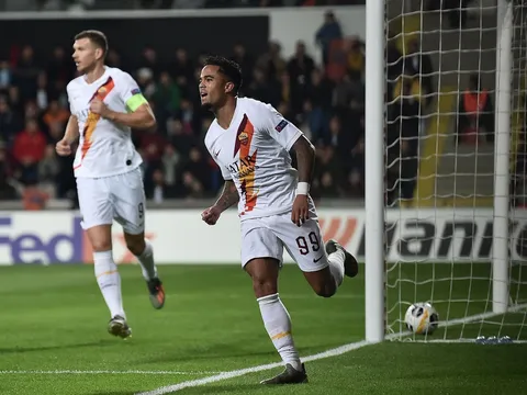 'Mẹ tôi bảo sẽ thưởng kẹo mút nếu tôi ghi bàn thắng'