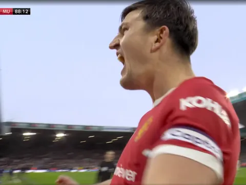 Elanga bị ném xu vào đầu, Maguire hét lớn vào CĐV Leeds