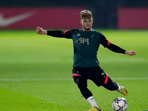 Klopp xác nhận thần đồng 18 tuổi trở lại đội hình Liverpool