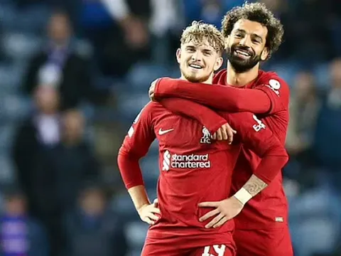 Hành động ấm áp của Salah với Elliott