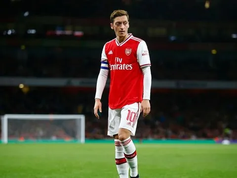 Emery đối mặt sóng gió, Ozil xác định tương lai