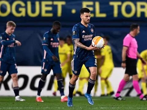 Phòng ngự thảm họa, Arsenal níu giữ hy vọng với "phần quà" từ tổ trọng tài