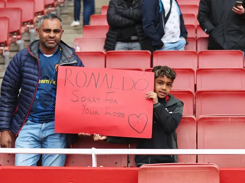 CĐV Arsenal chia buồn với Ronaldo