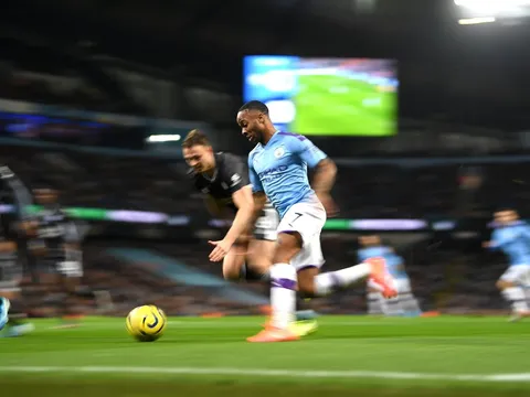 Raheem Sterling là "thánh câu pen" tại Premier League