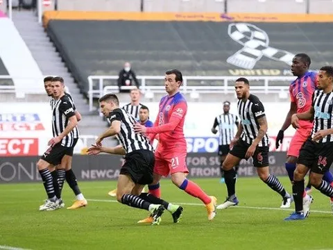 Hậu vệ Newcastle tiết lộ mệnh lệnh của Steve Bruce giữa trận gặp Chelsea