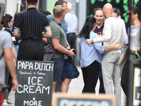 Erik ten Hag gây sốt, khuấy động NHM ngoài phố
