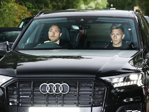 Eriksen chở Martinez đến sân tập Man Utd