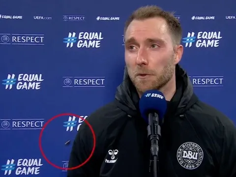 Eriksen bị ném đồng xu trúng người