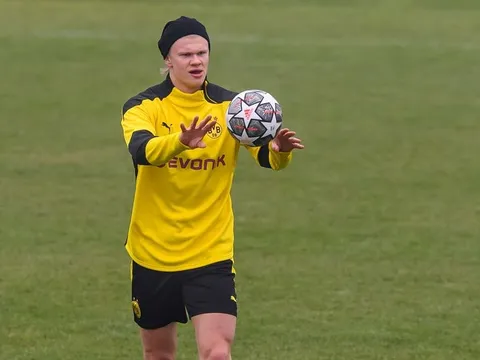 Erling Haaland và cả đội Dortmund "đột kích" sân tập Man Utd