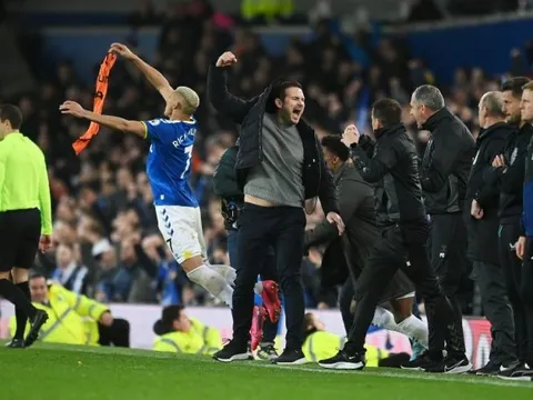 Frank Lampard gãy tay trong chiến thắng của Everton