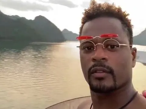 Evra ăn mừng bàn thắng của MU cùng CĐV tại Hà Nội