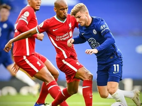 Nhìn trung vệ bất đắc dĩ "xử" Werner, Carragher chỉ nói một lời