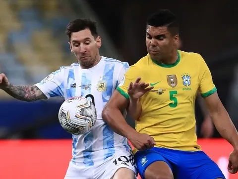 Fabinho 'tát' vào mặt Mbappe