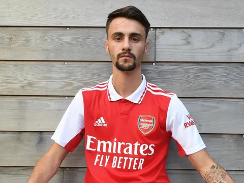 Fan Arsenal hoang mang vì tân binh mang giày bảo hộ