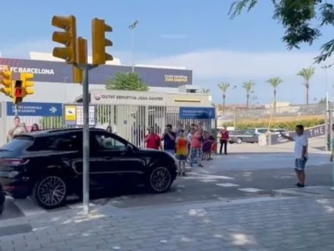 Fan Barca lật mặt nhanh như bánh tráng với De Jong