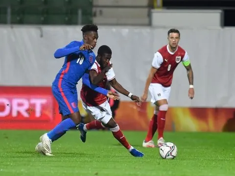 Fan Chelsea: "7 lần qua người, 3 đường chuyền quyết định, cậu ấy phải đá chính"