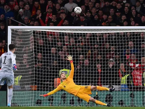Fan Chelsea: Kepa cố tình đá hỏng phạt đền