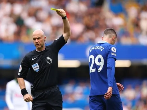 Fan Chelsea ký đơn cấm Anthony Taylor bắt trận của đội nhà