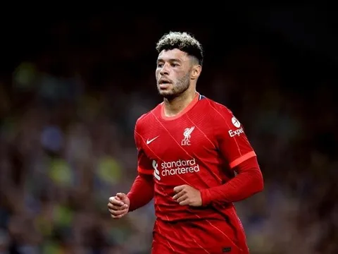 Fan Liverpool phản ứng với thương vụ hoán đổi Chamberlain