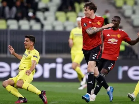 Fan Quỷ đỏ đòi 'tống tiễn' một ngôi sao