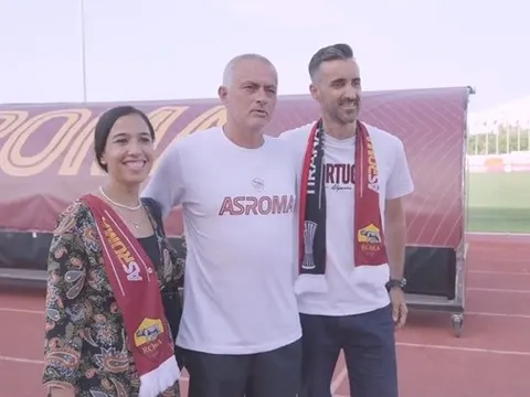 Fan Roma cầu hôn bạn gái trước mặt Mourinho