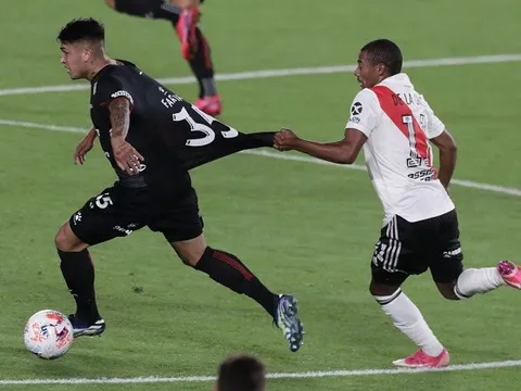 Ten Hag chạm trán Mourinho vì thần đồng 19 tuổi