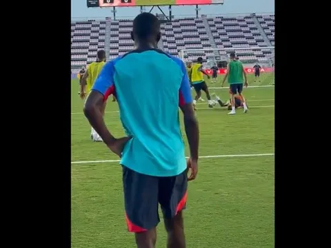 Fati dứt điểm "tìm chim", bị tân binh húc văng