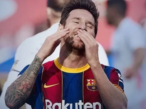 Fati không chuyền và sút ra ngoài, Messi chán nản than thở