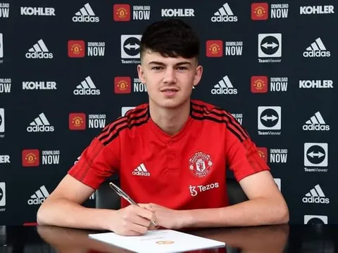 Man United chính thức ký hợp đồng với trung vệ 17 tuổi