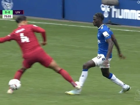 "Tình huống vào bóng xấu xí từ Van Dijk"