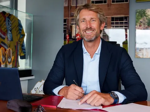 CHÍNH THỨC! Van der Sar ký hợp đồng 3 năm