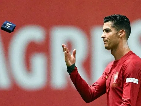 Ronaldo tiếp tục ném băng đội trưởng xuống đất