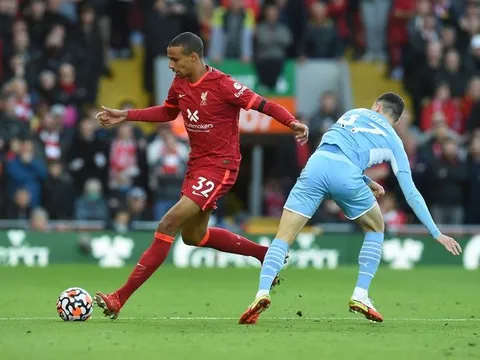 Ferdinand chỉ ra trung vệ Liverpool chơi tốt hơn cả Van Dijk