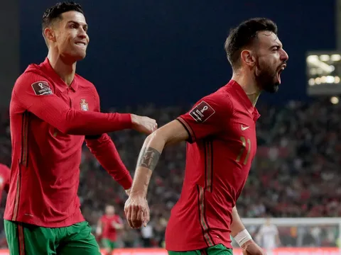 Fernandes chói sáng với cú đúp, Bồ Đào Nha có vé tới World Cup 2022