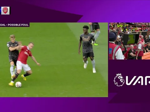 Fernandes nói gì với trọng tài trong ngày đánh bại Arsenal?