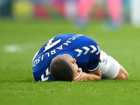 Như 1 thói quen, thủ lĩnh Man City thúc cùi chỏ vào mặt sao Everton