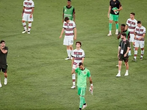 Fernando Santos: "Một số chàng trai của tôi đã khóc trong phòng thay đồ"