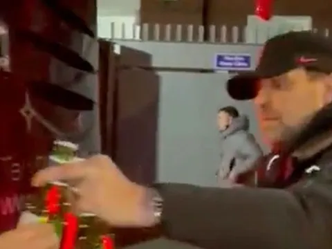 Klopp tặng món quà mộc mạc cho fan Liverpool