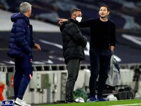 Frank Lampard: "Ông ấy nói với trọng tài còn nhiều hơn với các cầu thủ"