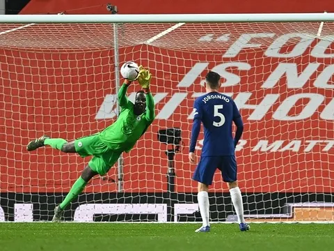 Giúp Chelsea thoát thua, 'quái vật khung gỗ' khiến Lampard bấn loạn