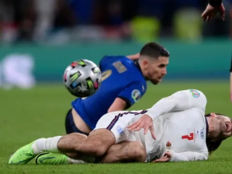 Frank Lampard tin Jorginho xứng đáng nhận thẻ đỏ