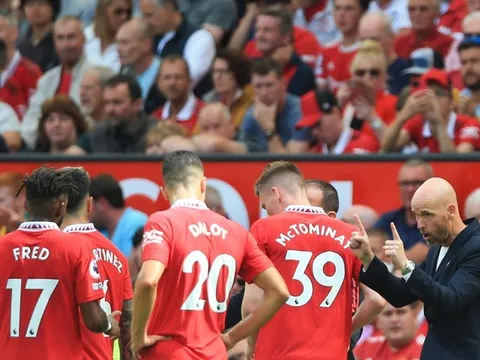 Fred và McTominay như những gã khờ chơi bóng